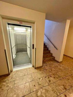 Aufzug und Treppenhaus