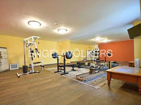 UG: Großer Fitnessraum mit Saunaanschluss und Zugang zum Garten