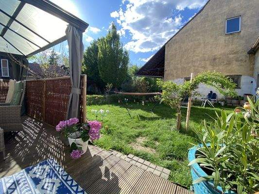 Sonnige Rückseite mit Gartenidylle