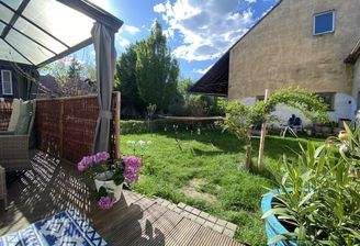 Sonnige Rückseite mit Gartenidylle