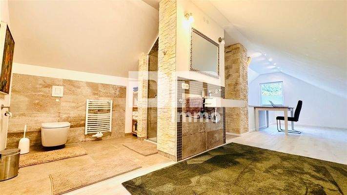 WE1 Linker Gebäudeteil Offener Badbereich / Dusche