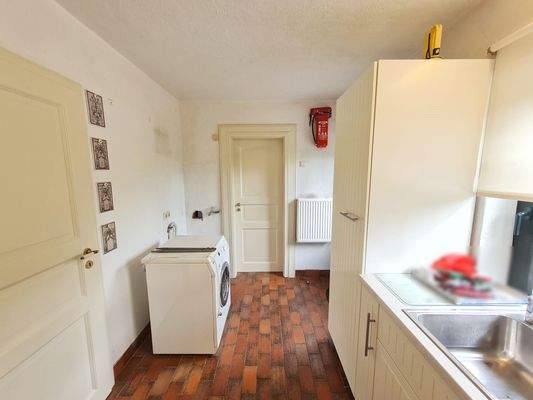 HWR mit Blick auf Heizungsraum und links WC