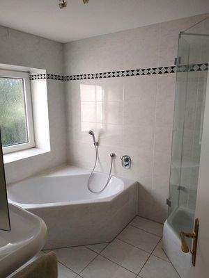 Große Badewanne & Dusche