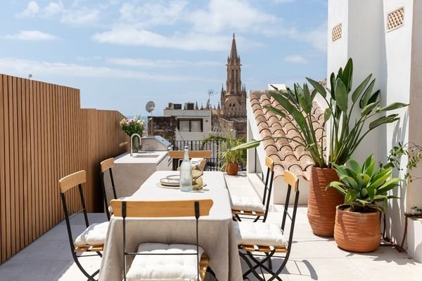 Neubau-Penthouse mit privater Dachterrasse und Blick über die Kathedrale und das Meer