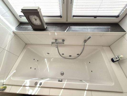 Badewanne mit Whirlpool