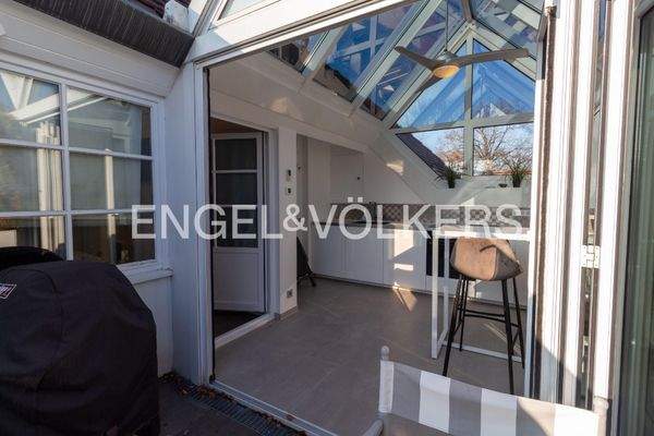 Wintergarten mit Küche und Essbereich