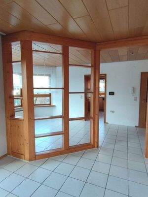 ... mit Raumteiler zum Wohnzimmer