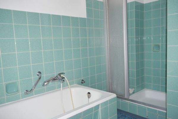 Badezimmer mit Wanne und Dusche