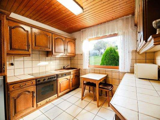 Küche mit Blick in den Garten