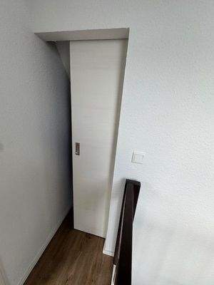 oberer Abstellraum mit Schiebetüre