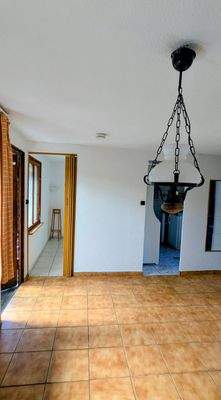 Wohnbereich Blick zu Schlafbereich, Küche