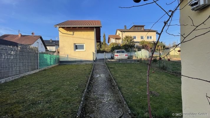 Gartenbereich und Zugang tur Garage und Stellplatz