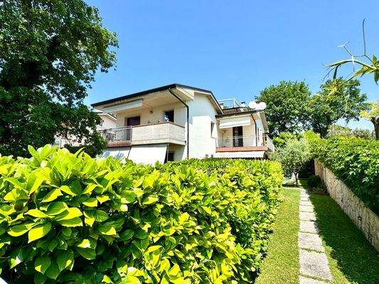 Grundstück mit Garten.JPG