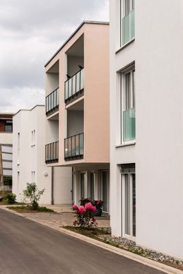 Seitliche Hausansicht + Blumen