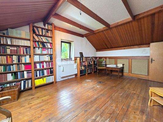 Gegenseite der großen Bibliothek im Dachgeschoss