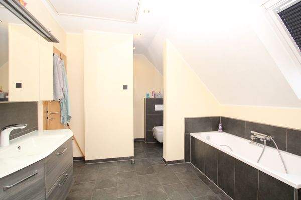 Bad mit Wanne udn Dusche OG