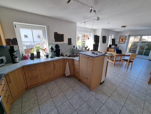 Helle Küche mit Esszimmer nebenan
