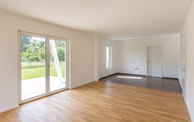 Wohnzimmer mit offener Küche