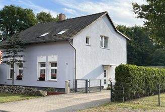 Hausansicht von der Straße aus