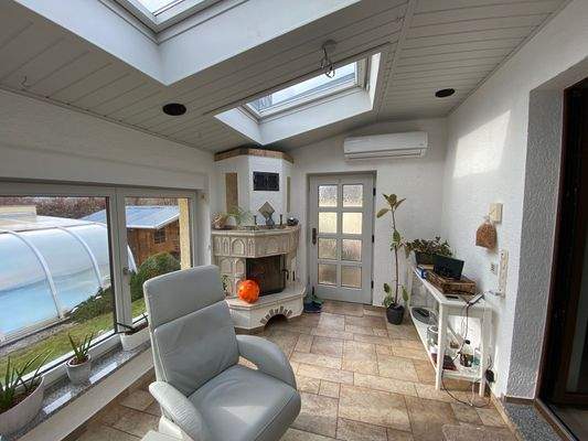 Kamin im Wintergarten mit Ausgang in den Garten.jpeg