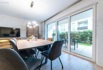 Essbereich mit Blick auf die Terrasse 