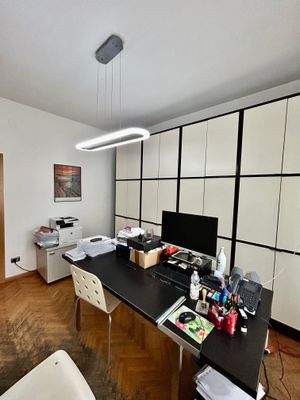 Bozen Zentrum, Nähe Universität, Investitionsobjekt, Studenten-WG geeignet, 4. Stock mit Aufzug, Große Wohnküche, Kleine Terrasse, 4 große Schlafzimmer, 2 Balkone, Großes Badezimmer, Abstellkammer, Keller inklusive, Gemeinschaftlicher Dachboden, Hohe Miet