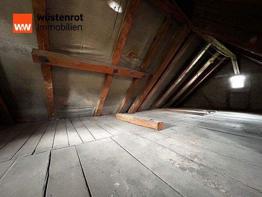 DG: Holz und Schrägen, Schatten und Licht – ein Speicher, der noch viele Geschichten bergen kann