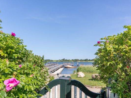Blick auf die Schlei und den Bootssteg