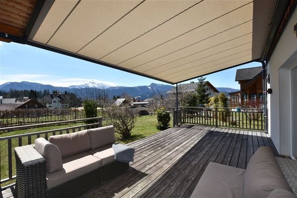 Terrasse mit Sonnensegel