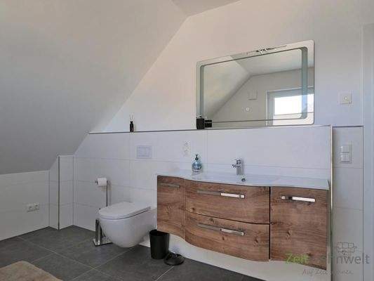 WC und großer Waschtisch