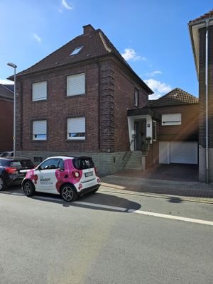 Hausfront-Ansicht_Eingang und Garage.JPG