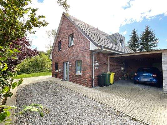 Frontansicht und Carport