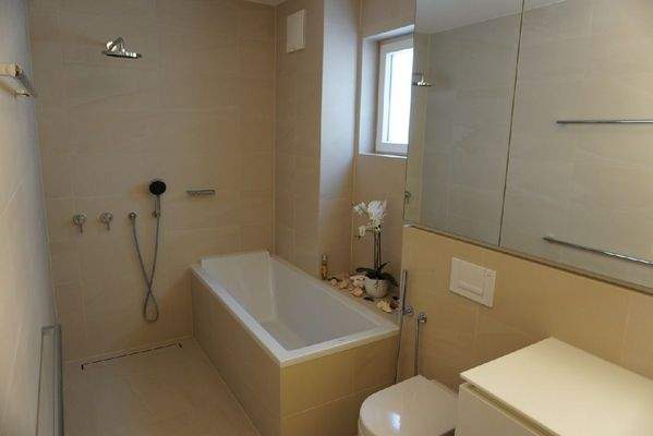 Badezimmer mit Badew