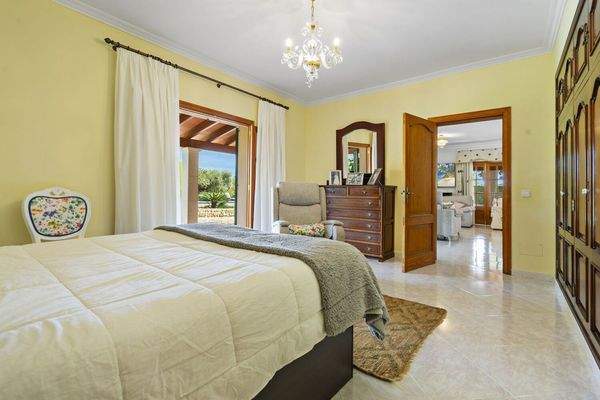 Schlafzimmer mit Einbauschrank