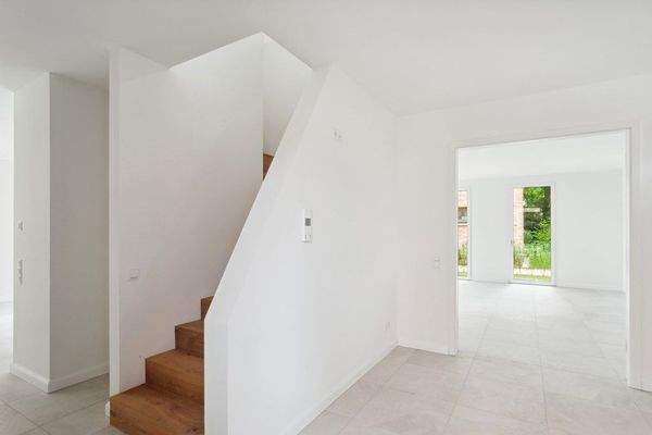 Flur mit moderner Treppe