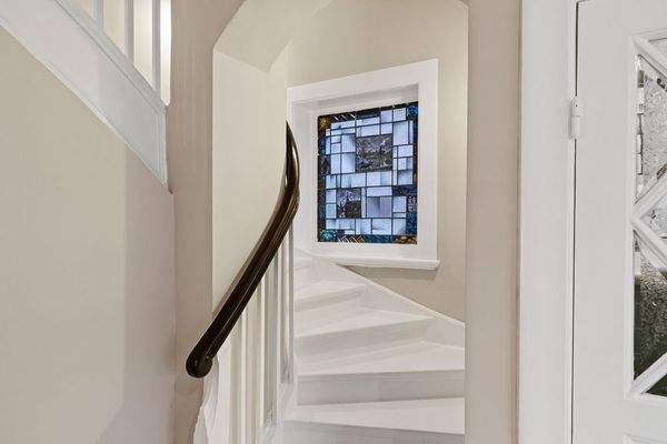 gewendelte Holztreppe, weiß lackiert