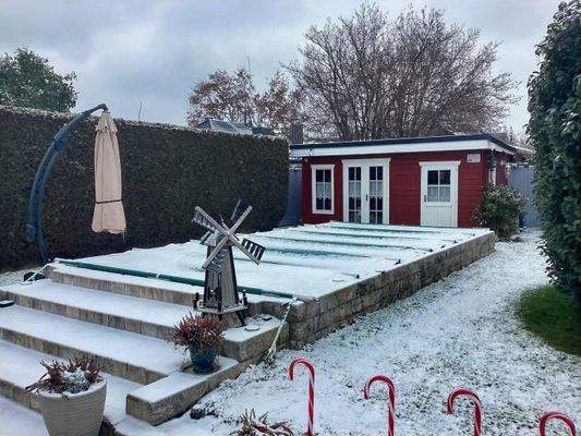 Pool mit Technikhaus