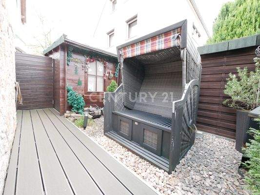 Terrassenbereich samt Gartenhütte und Strandkorb