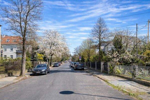 Blick in die ruhige Straße