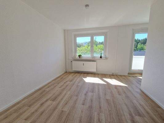 Wohnzimmer mit Balkon