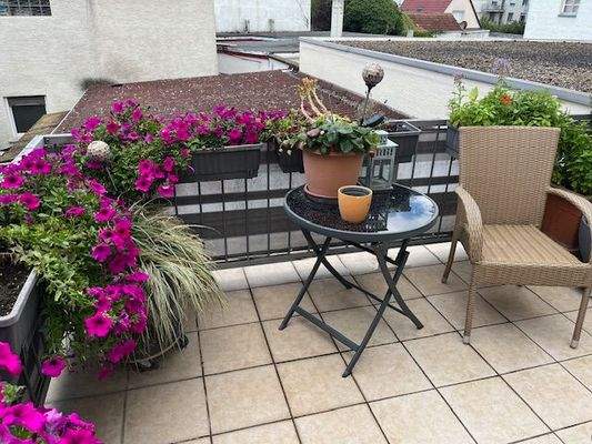 geflieste Terrasse der Maisonettewohnung