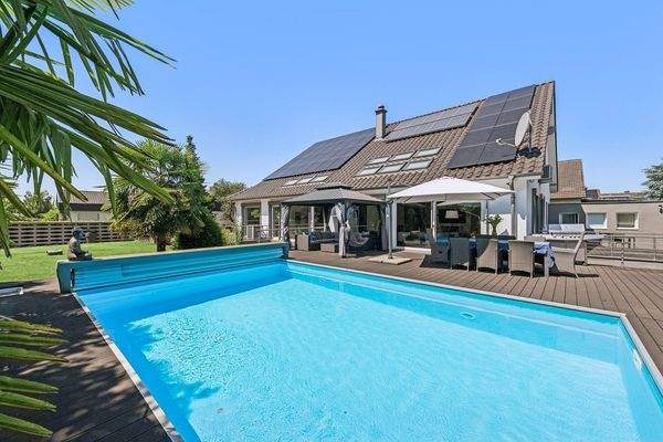 Beheizbarer Außenpool mit elektrisch schließbarem Verdeck