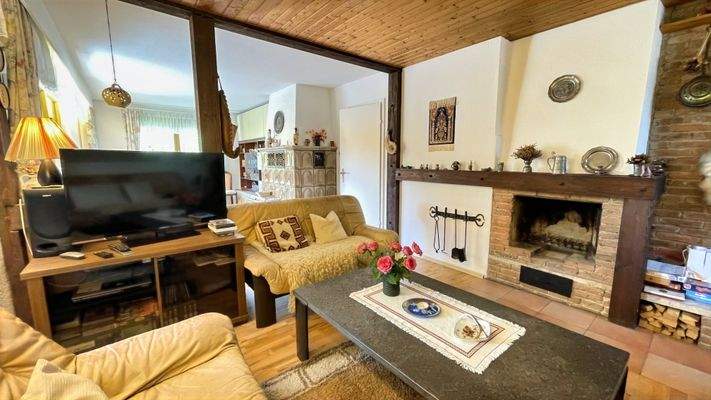 Wohnzimmer mit offenem Kamin, Erdgeschoss