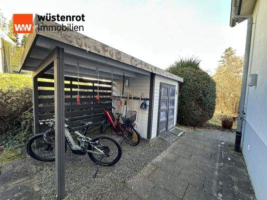 Außenbereich mit Unterstellmöglichkeiten