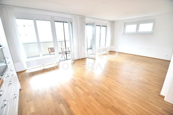 Wohnzimmer mit sehr großem Balkon