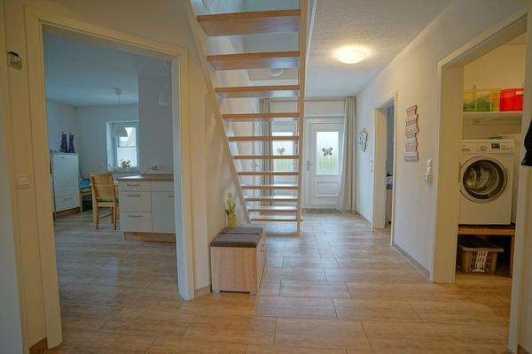 Diele mit Treppenaufgang in Obergeschoss