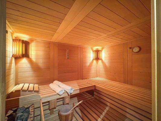 SAUNA + DAMPFBAD