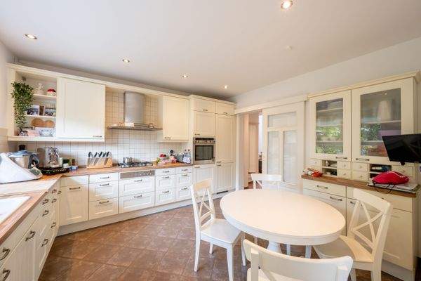 Große Küche mit sehr viel Stauraum