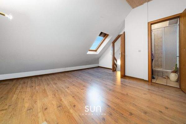 LICHTDURCHFLUTETES ZIMMER 