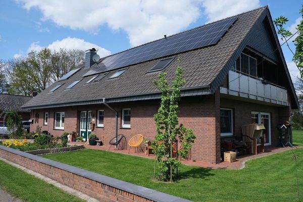 Immobilie mit PV-Anlage noch ohne Zaun